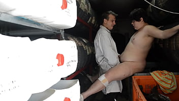 The inspection in the workshop of the tires and also of her pussy, putting the fat woman's cock to the depths